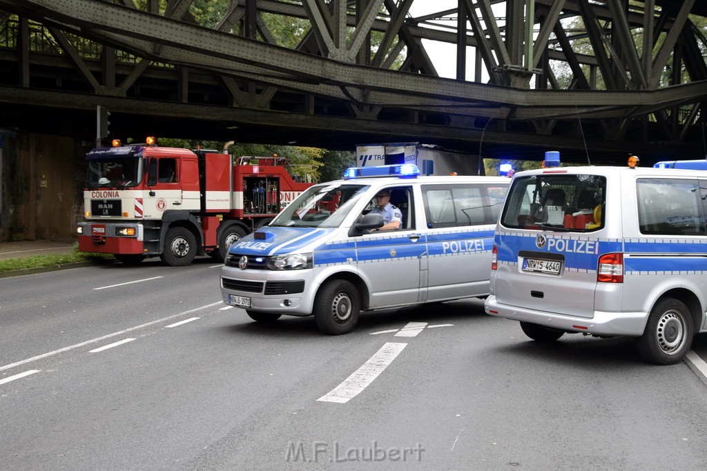 LKW blieb unter Bruecke haengen Koeln Ehrenfeld Innere Kanalstr Hornstr P320.JPG - Miklos Laubert